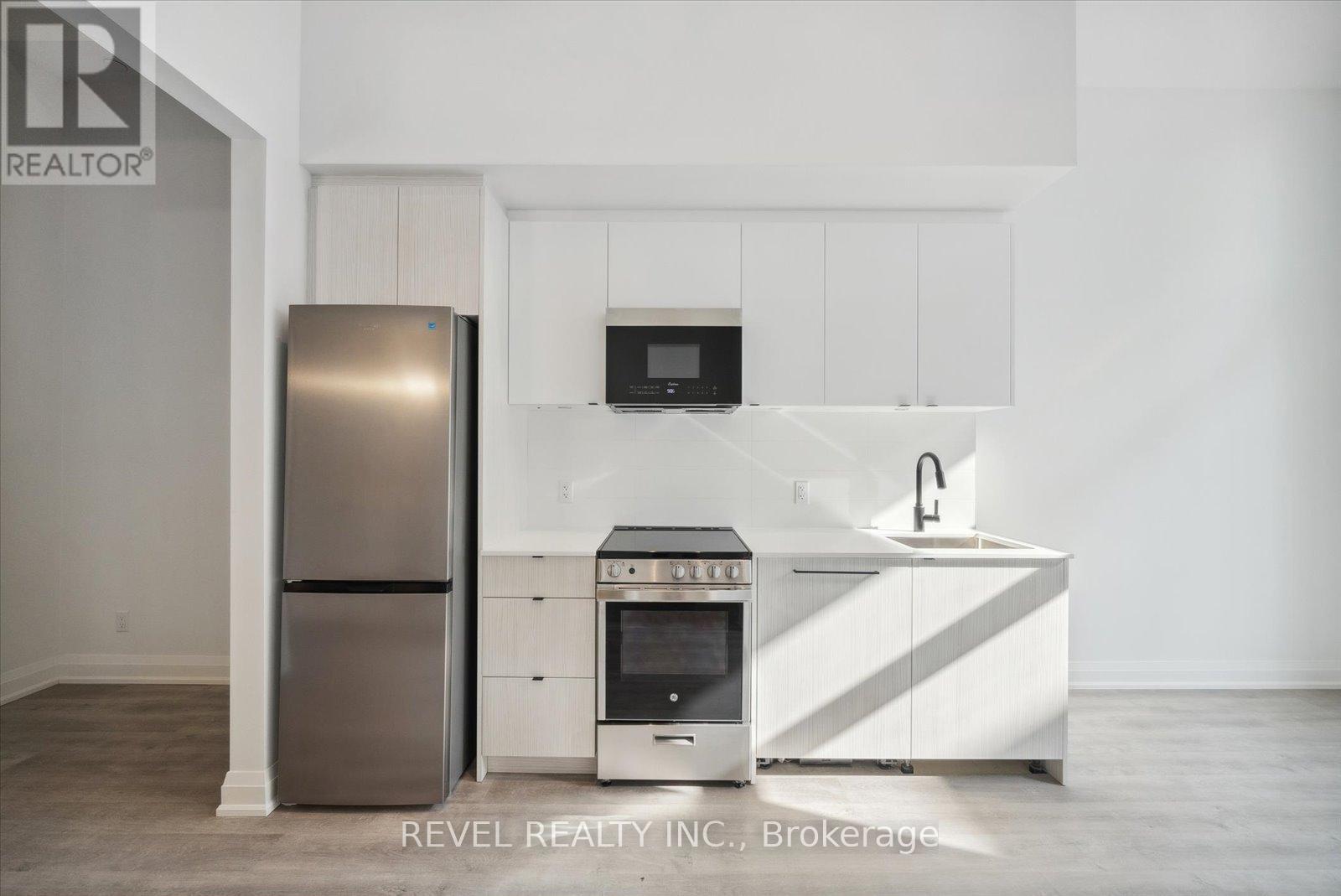 102 - 2369 Danforth Avenue, Toronto, ON - Indoor Photo Showing Kitchen