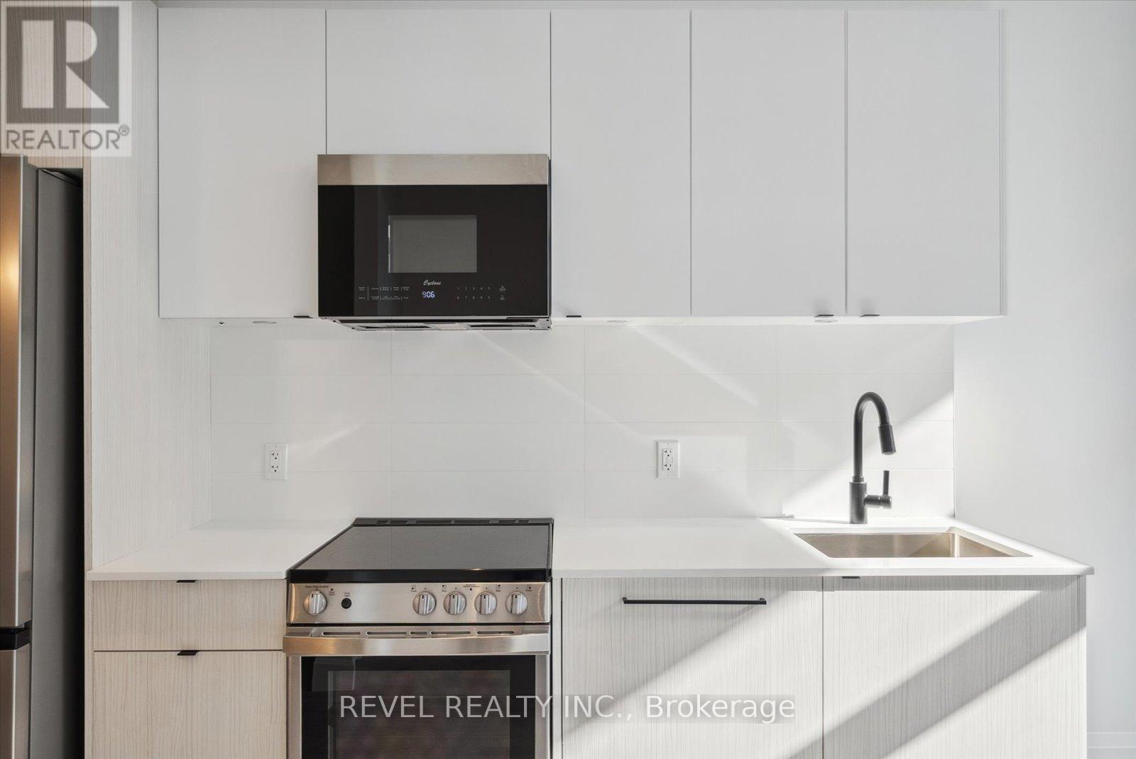 102 - 2369 Danforth Avenue, Toronto, ON - Indoor Photo Showing Kitchen
