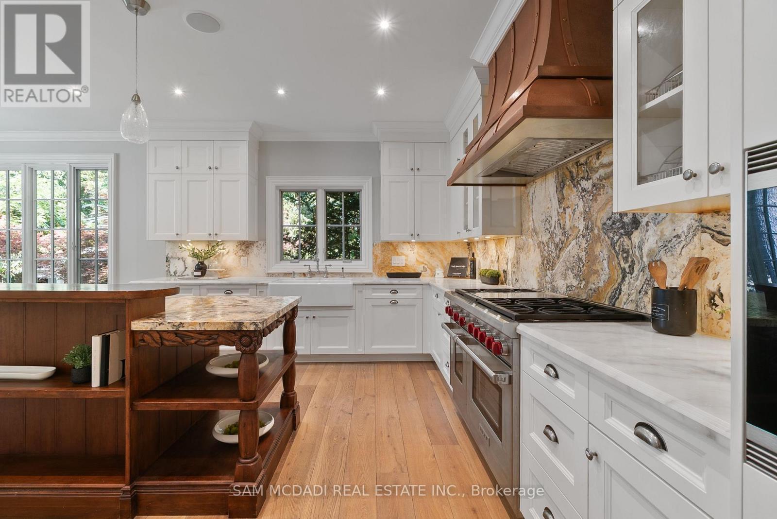 2025 Heartwood Court, Mississauga, ON - Indoor Photo Showing Kitchen With Upgraded Kitchen