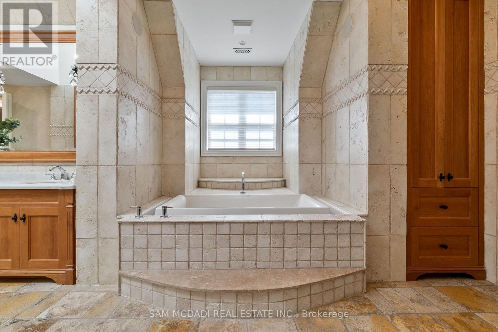 2025 Heartwood Court, Mississauga, ON - Indoor Photo Showing Bathroom