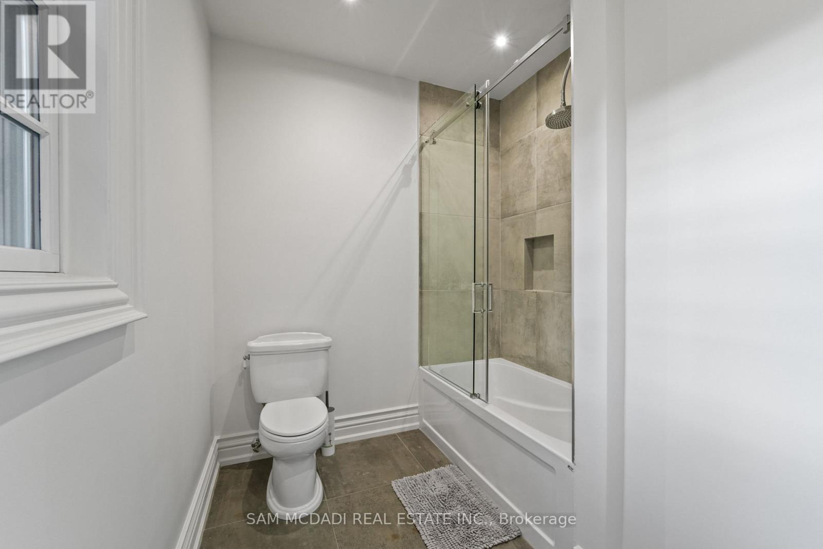 2025 Heartwood Court, Mississauga, ON - Indoor Photo Showing Bathroom