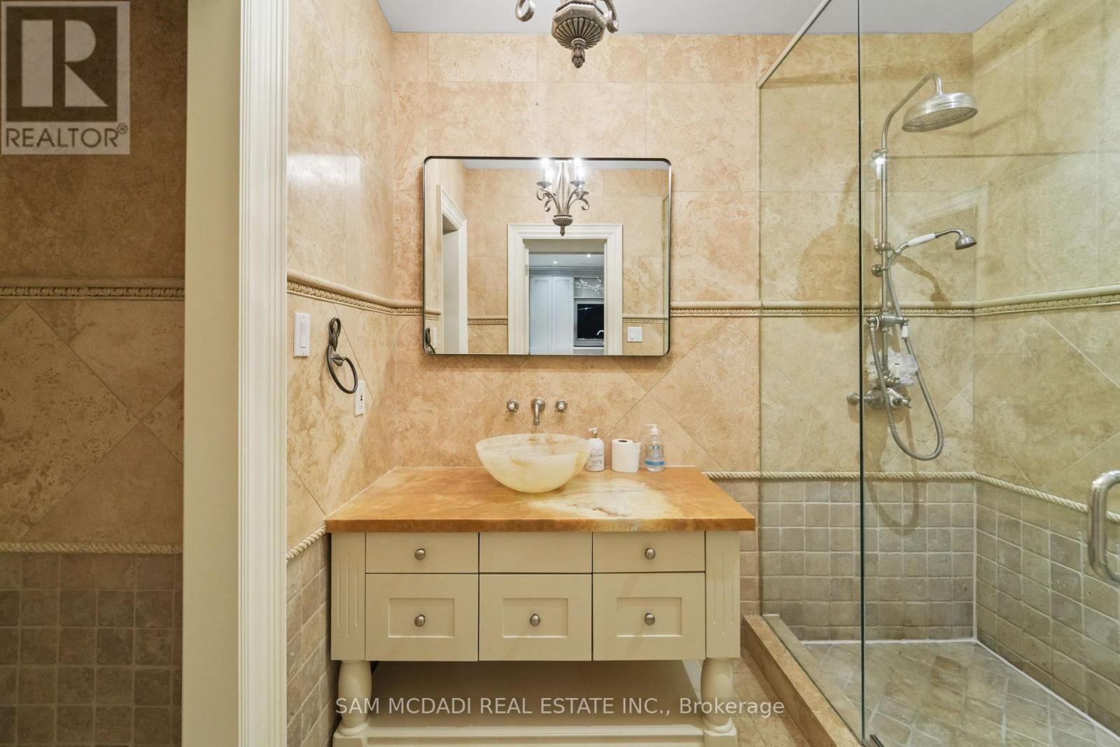 2025 Heartwood Court, Mississauga, ON - Indoor Photo Showing Bathroom