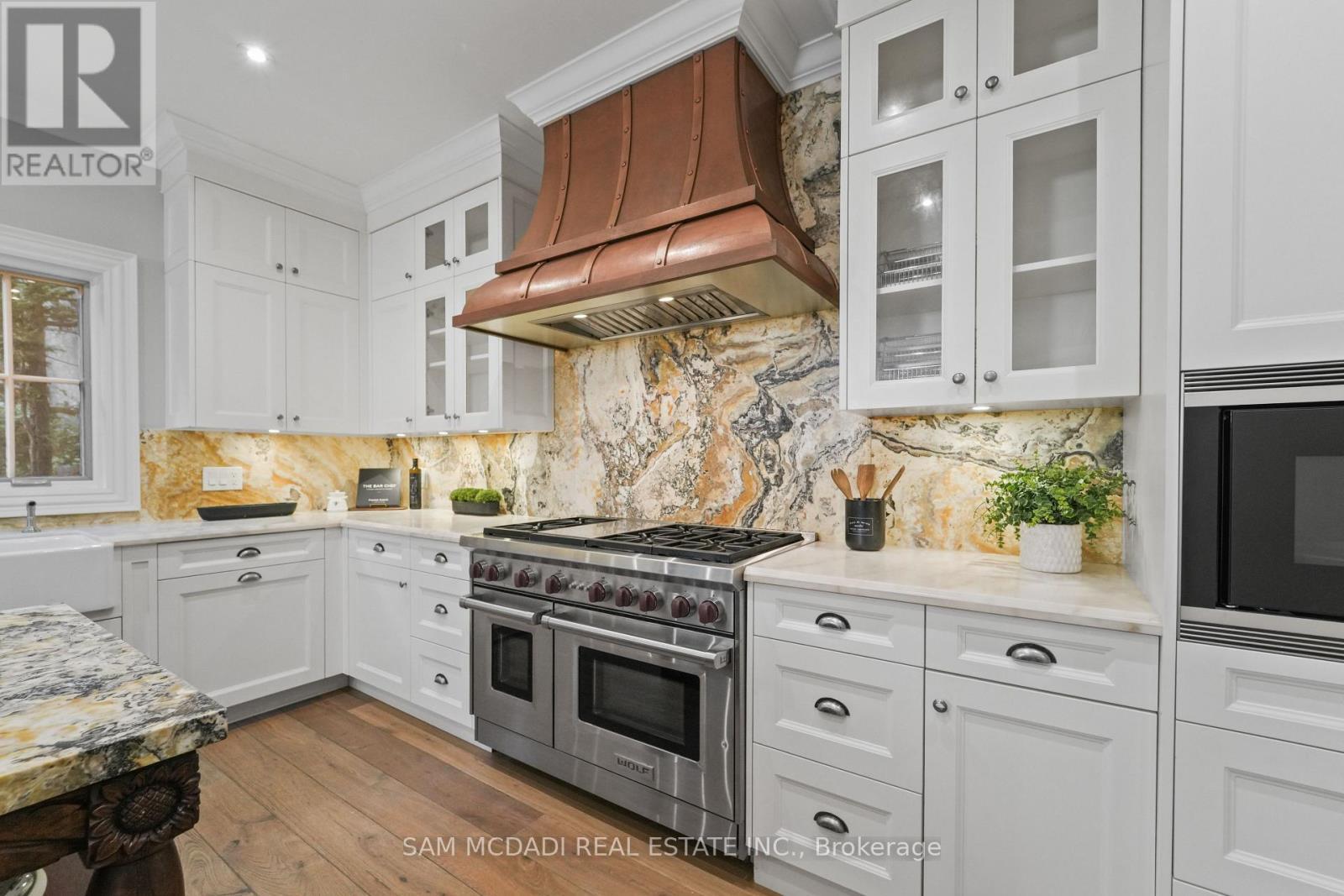 2025 Heartwood Court, Mississauga, ON - Indoor Photo Showing Kitchen With Upgraded Kitchen