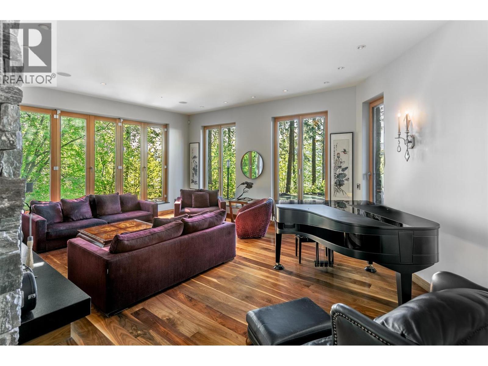 5308 Lakeshore Road, Kelowna, BC - Indoor