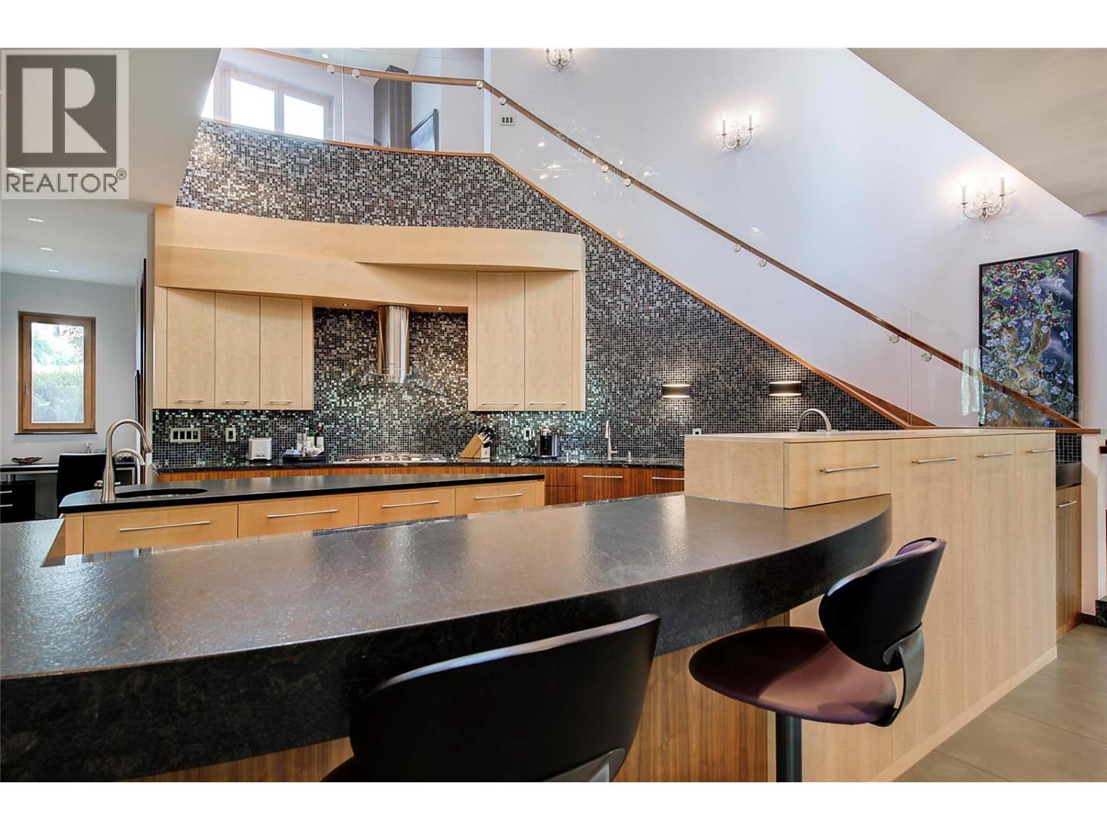 5308 Lakeshore Road, Kelowna, BC - Indoor