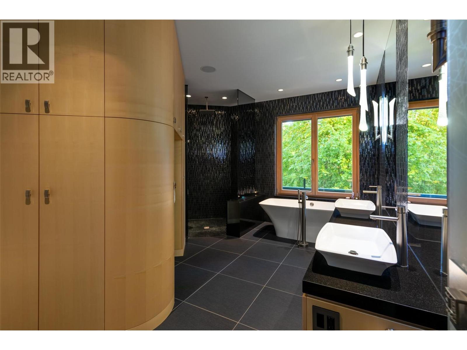 5308 Lakeshore Road, Kelowna, BC - Indoor