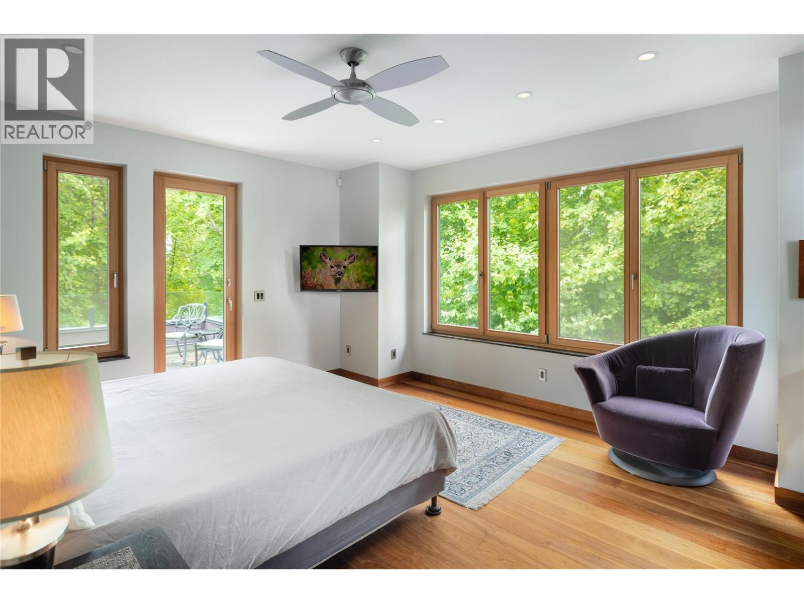 5308 Lakeshore Road, Kelowna, BC - Indoor Photo Showing Bedroom