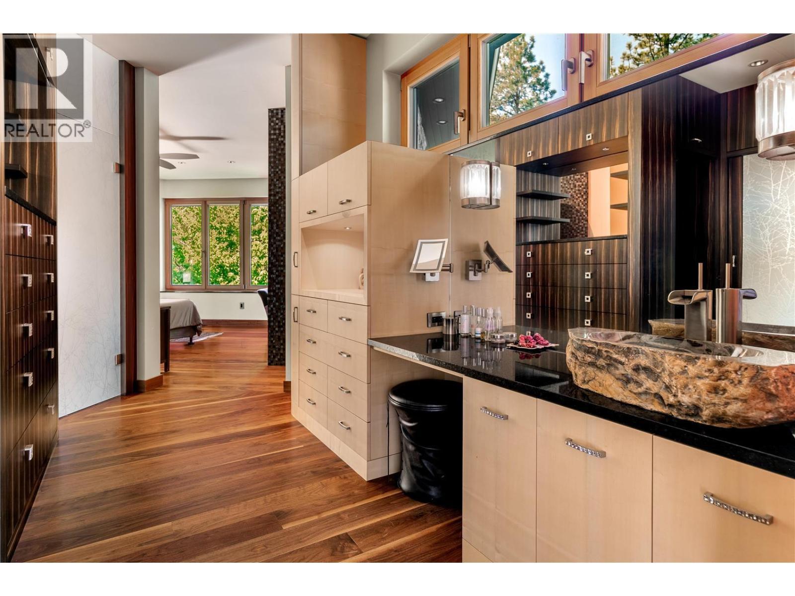 5308 Lakeshore Road, Kelowna, BC - Indoor