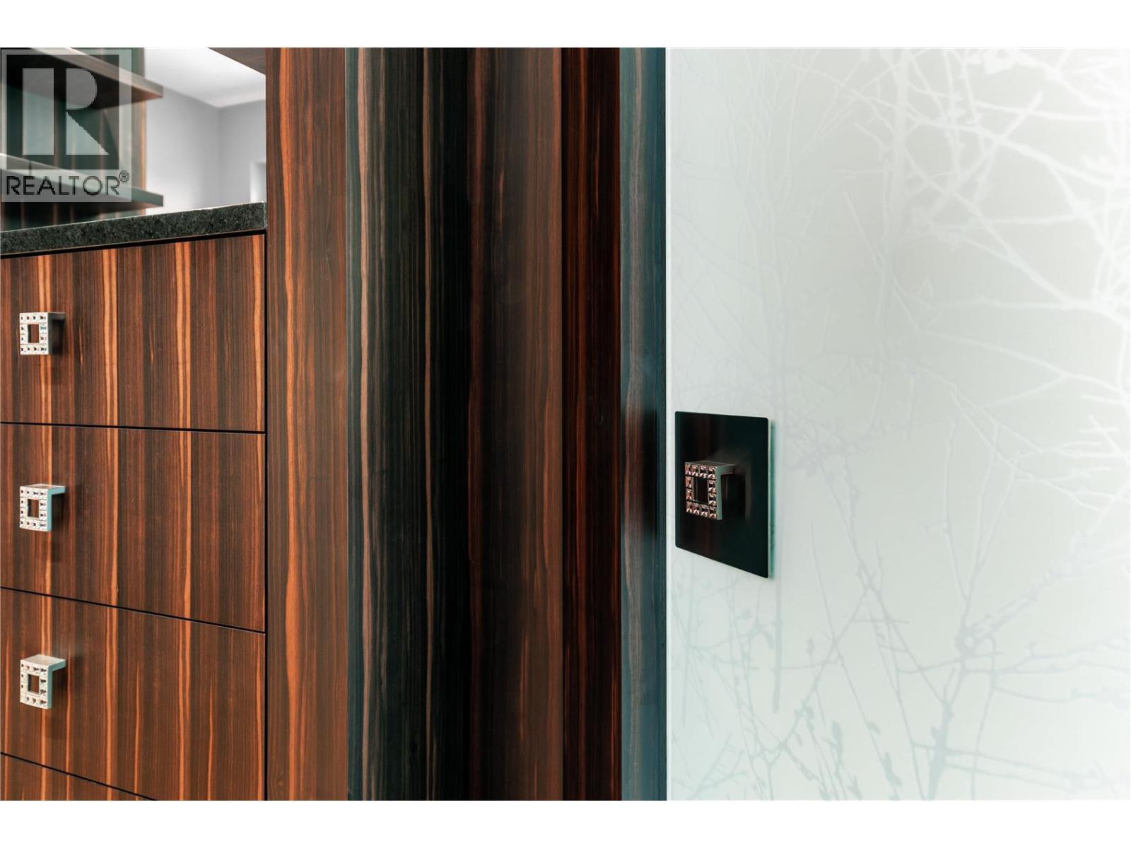 5308 Lakeshore Road, Kelowna, BC - Indoor