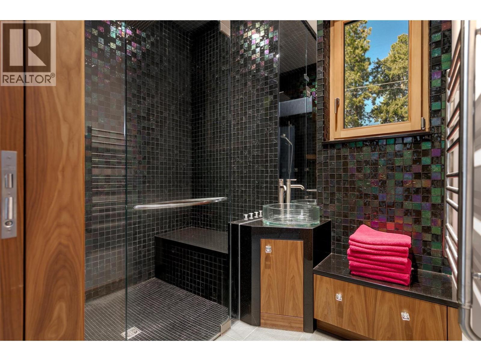 5308 Lakeshore Road, Kelowna, BC - Indoor