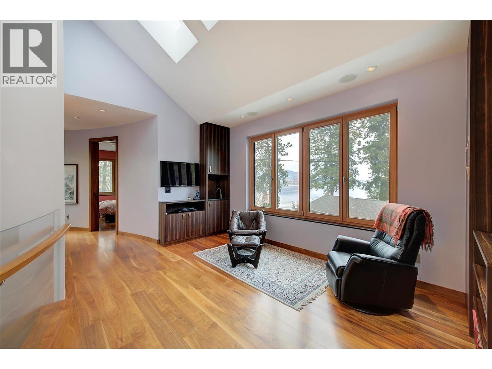 5308 Lakeshore Road, Kelowna, BC - Indoor