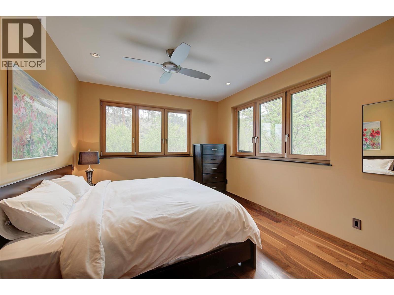 5308 Lakeshore Road, Kelowna, BC - Indoor Photo Showing Bedroom