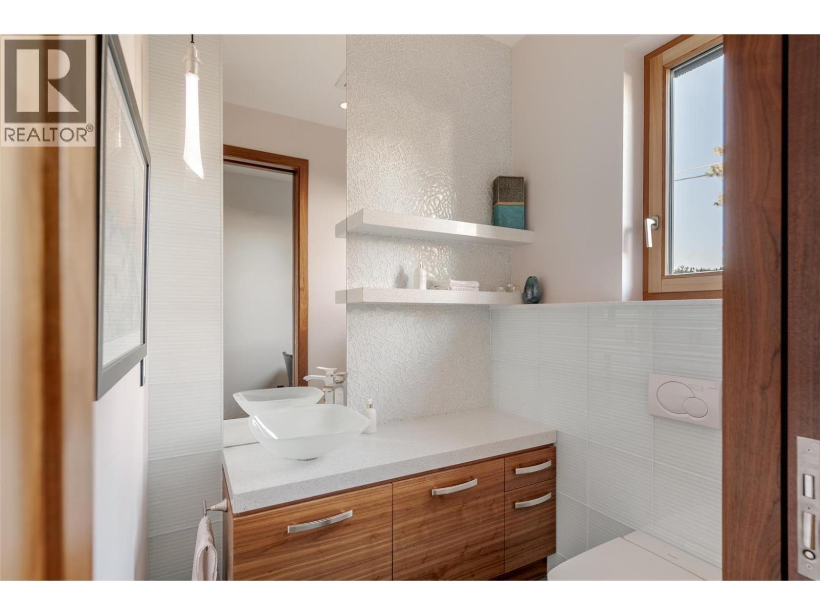 5308 Lakeshore Road, Kelowna, BC - Indoor Photo Showing Bathroom