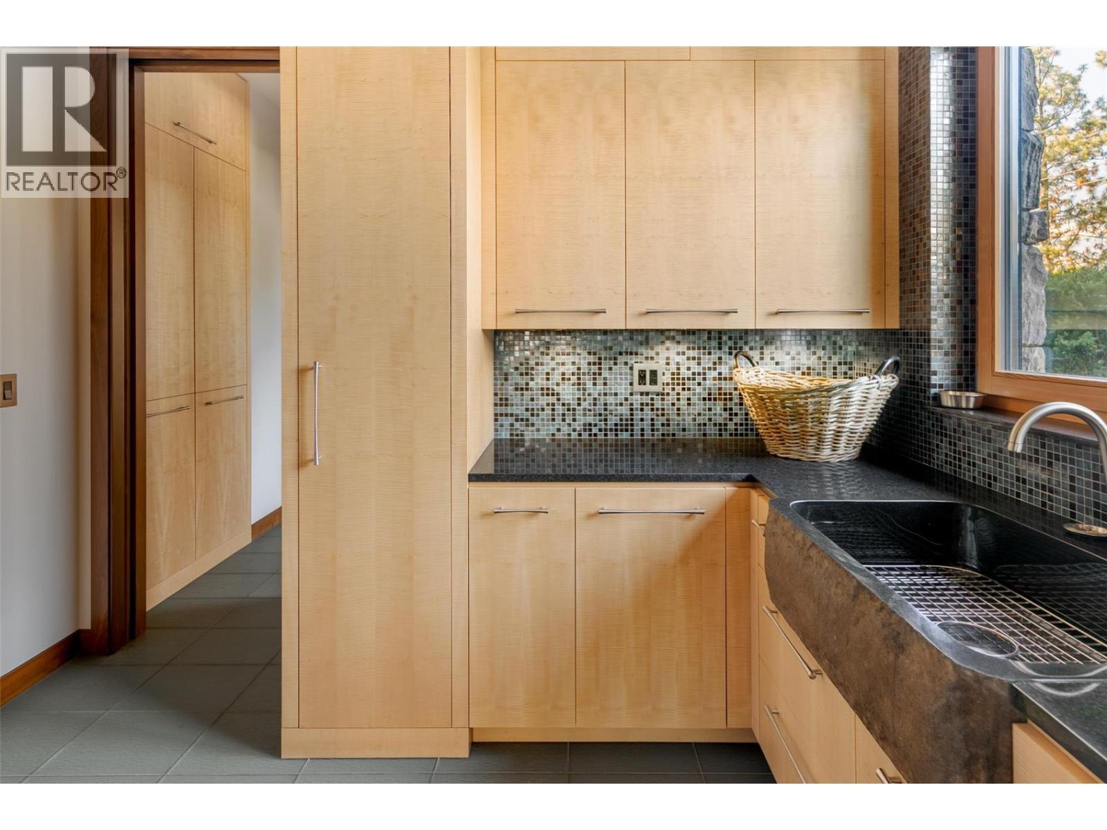 5308 Lakeshore Road, Kelowna, BC - Indoor Photo Showing Kitchen
