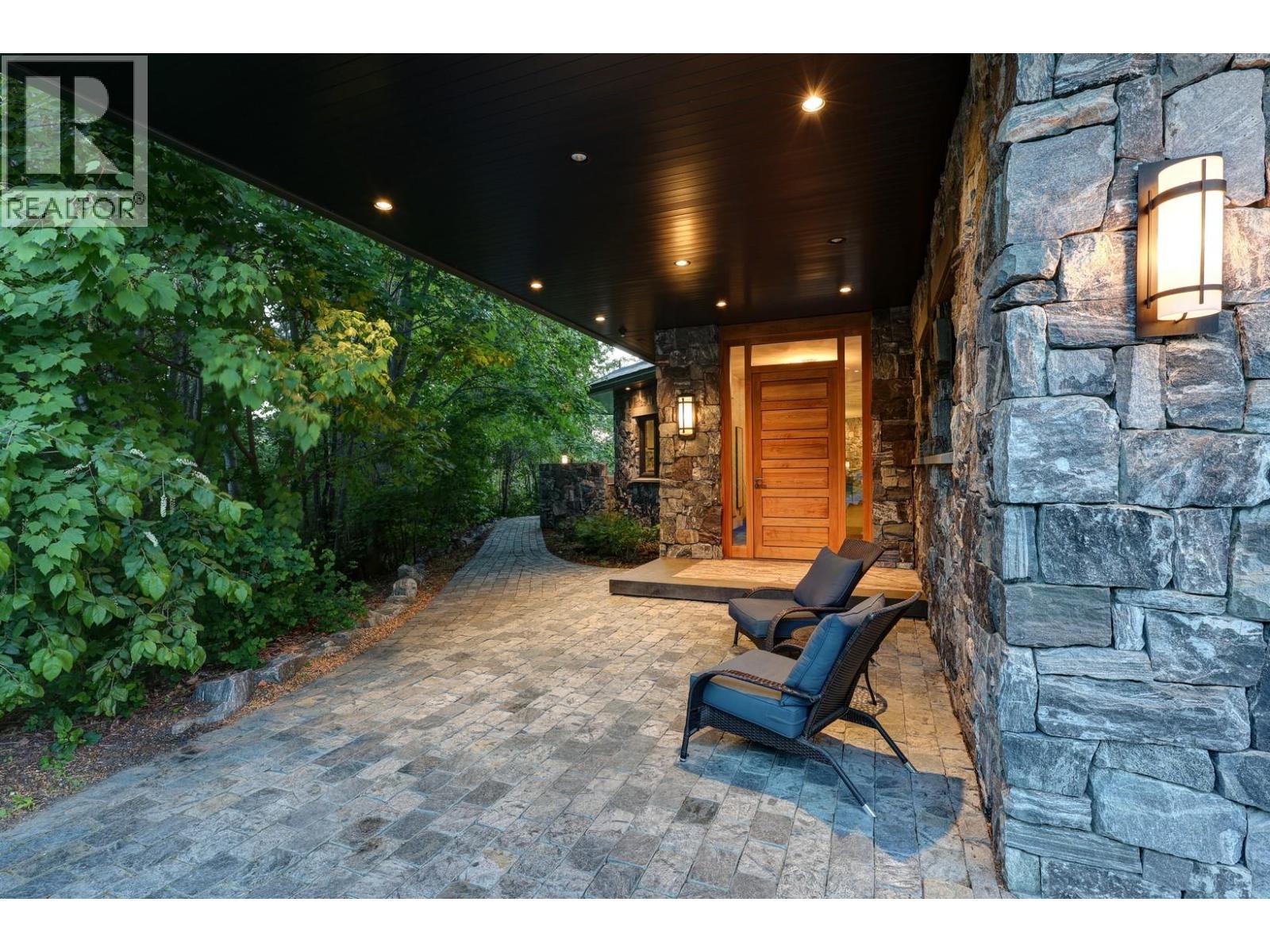 5308 Lakeshore Road, Kelowna, BC - Outdoor