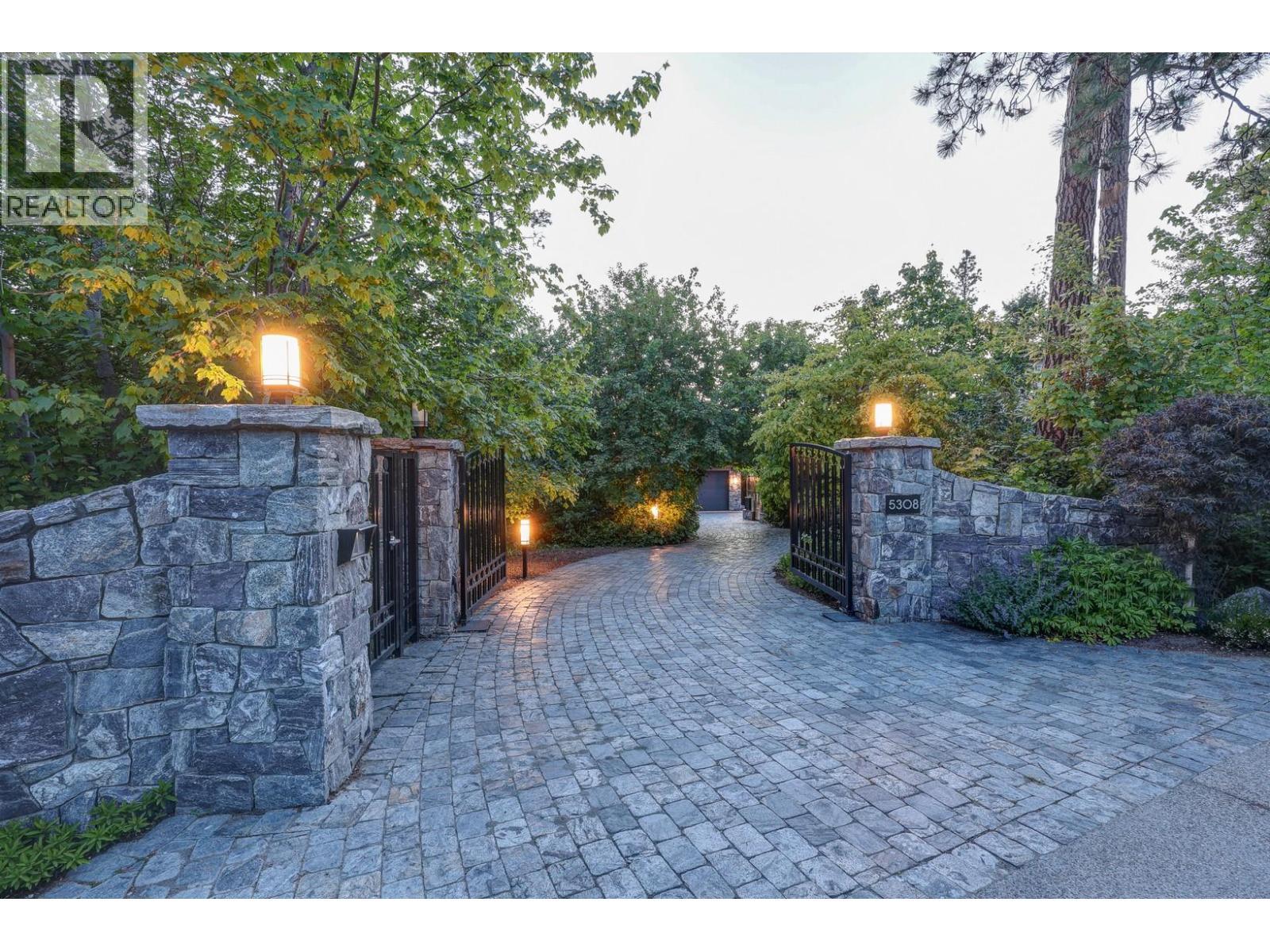 5308 Lakeshore Road, Kelowna, BC - Outdoor