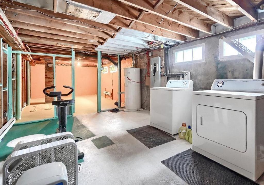 Salle de lavage - 427 Rue Lebeau, Saint-Jean-Sur-Richelieu, QC - Indoor Photo Showing Laundry Room