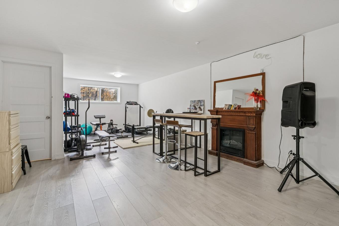 Salle familiale - 120 Rue Bellefeuille, Saint-Calixte, QC - Indoor Photo Showing Other Room