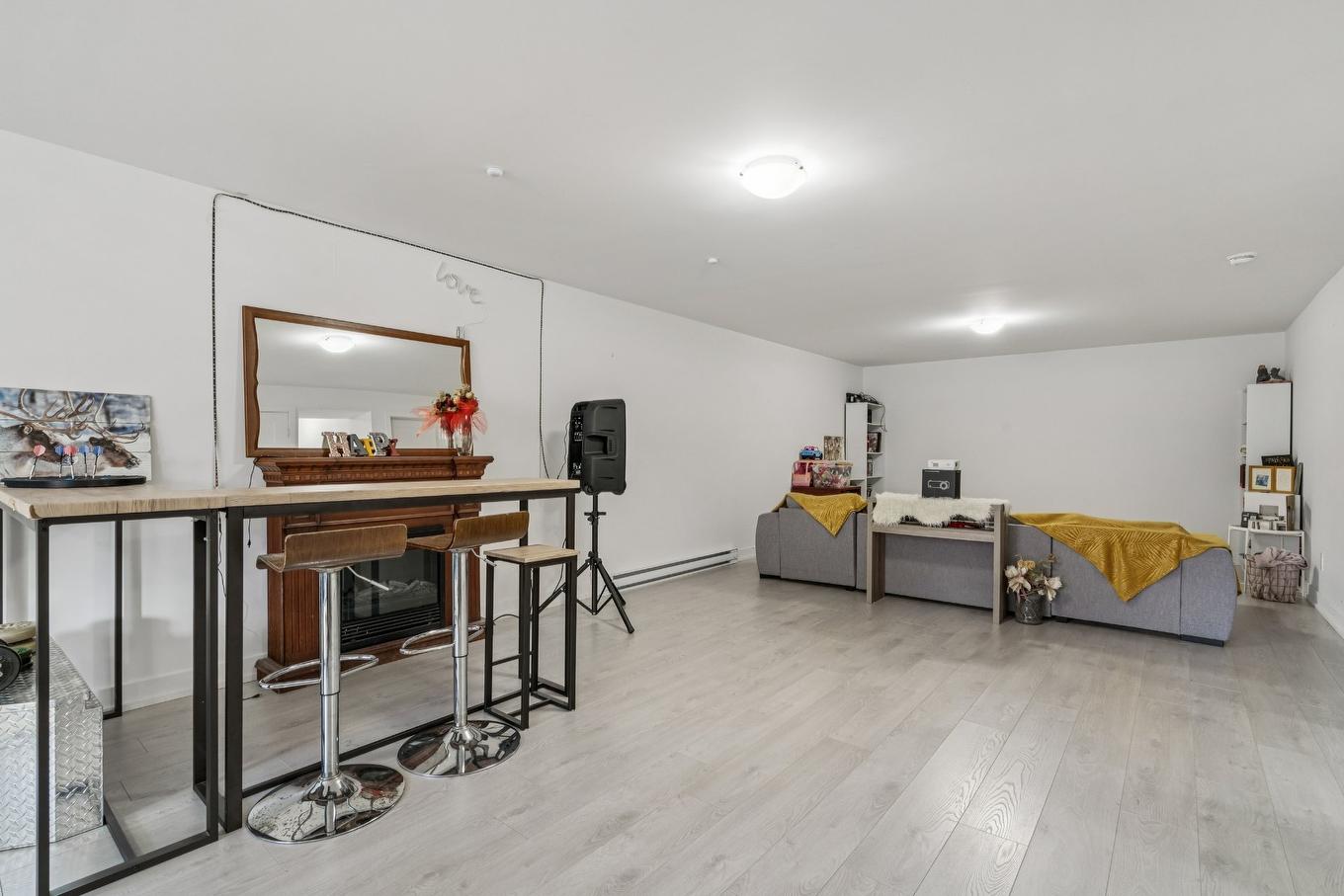 Salle familiale - 120 Rue Bellefeuille, Saint-Calixte, QC - Indoor