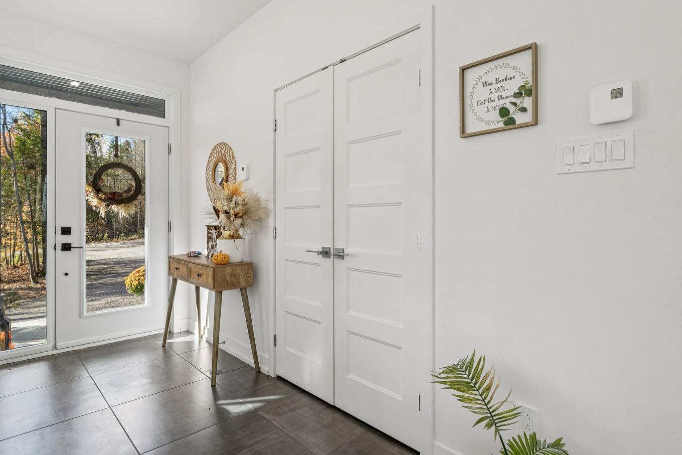 Hall d'entrée/Vestibule - 120 Rue Bellefeuille, Saint-Calixte, QC - Indoor Photo Showing Other Room