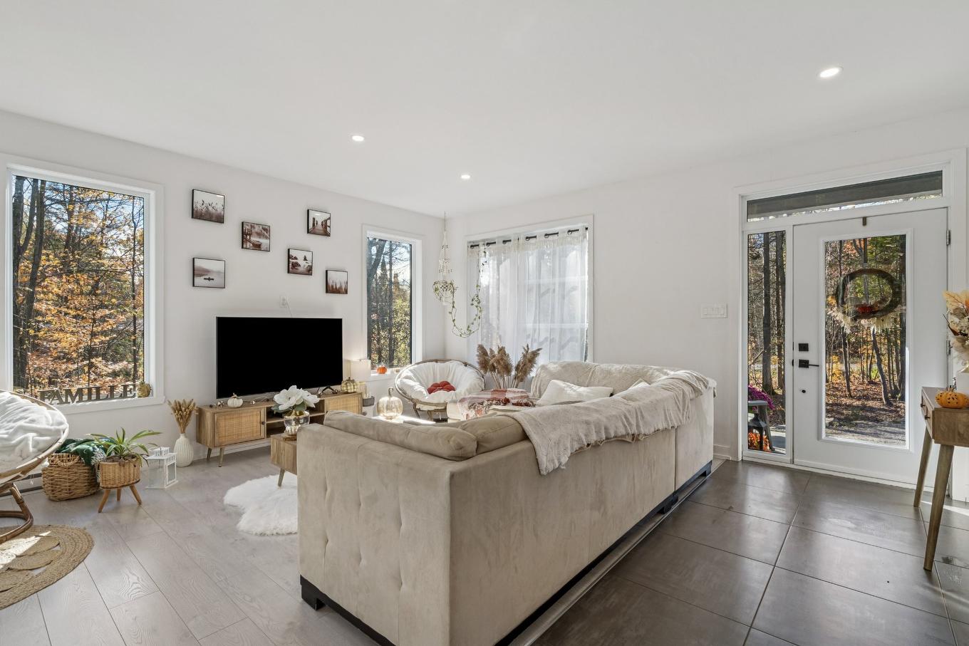 Salon - 120 Rue Bellefeuille, Saint-Calixte, QC - Indoor Photo Showing Living Room