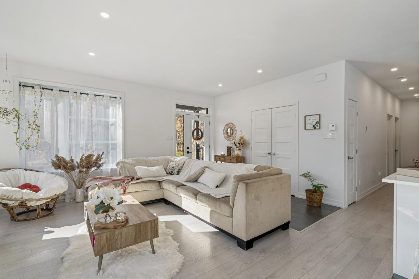Salon - 120 Rue Bellefeuille, Saint-Calixte, QC - Indoor Photo Showing Living Room