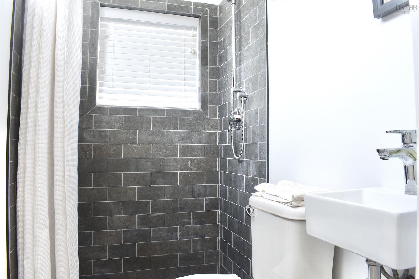 78 Lawrence St, Lunenburg, NS