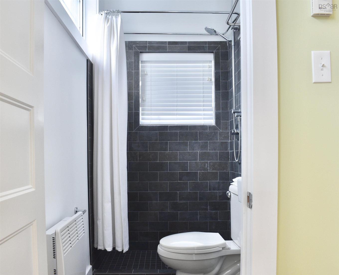 78 Lawrence St, Lunenburg, NS