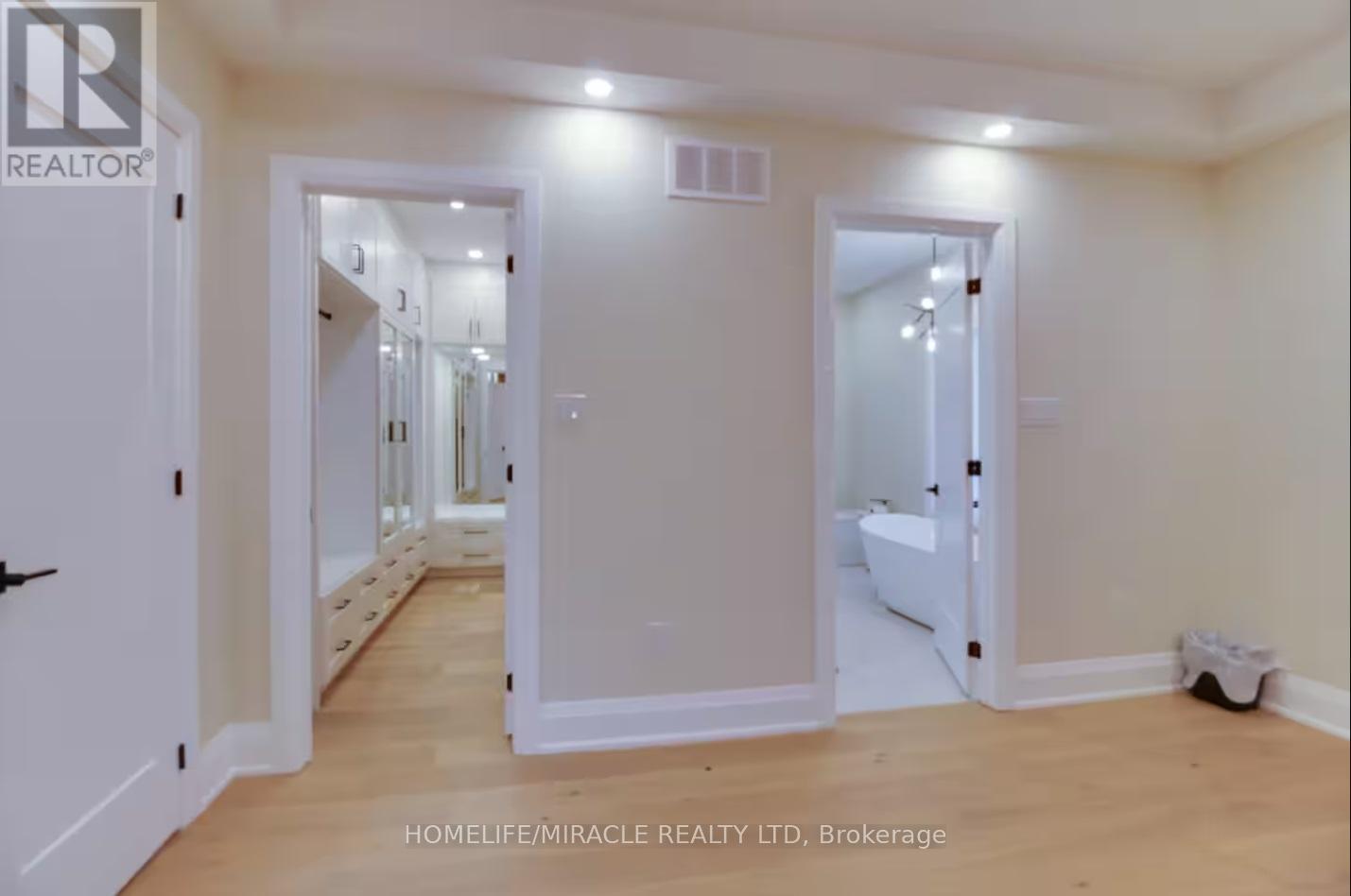 10 Stamford Square S, Toronto, ON - Indoor