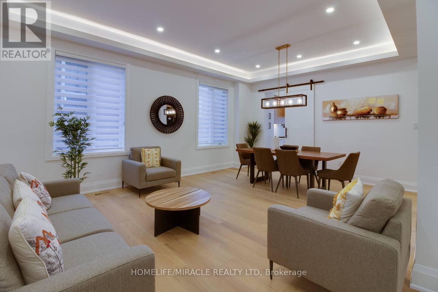 10 Stamford Square S, Toronto, ON - Indoor Photo Showing Living Room