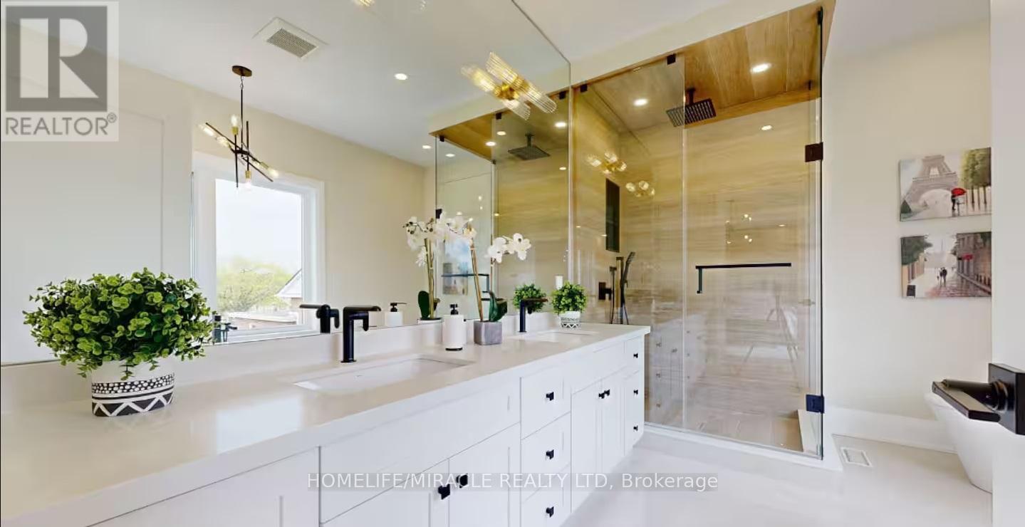 10 Stamford Square S, Toronto, ON - Indoor Photo Showing Bathroom