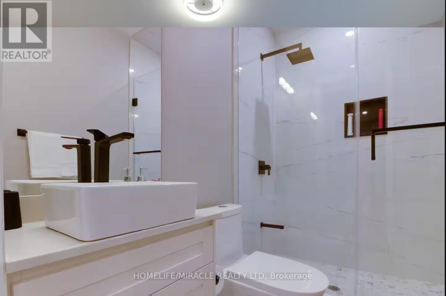 10 Stamford Square S, Toronto, ON - Indoor Photo Showing Bathroom
