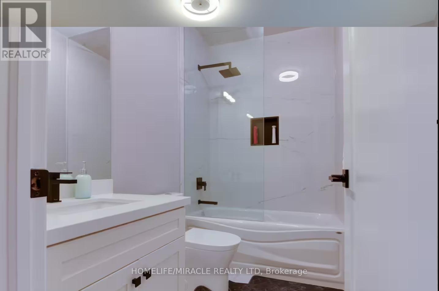 10 Stamford Square S, Toronto, ON - Indoor Photo Showing Bathroom