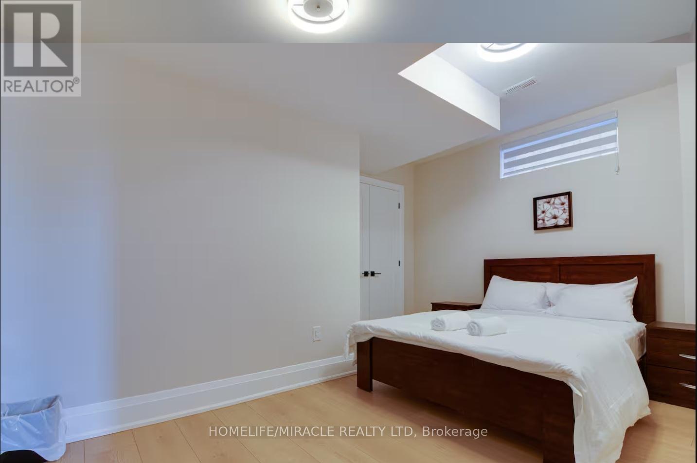 10 Stamford Square S, Toronto, ON - Indoor Photo Showing Bedroom