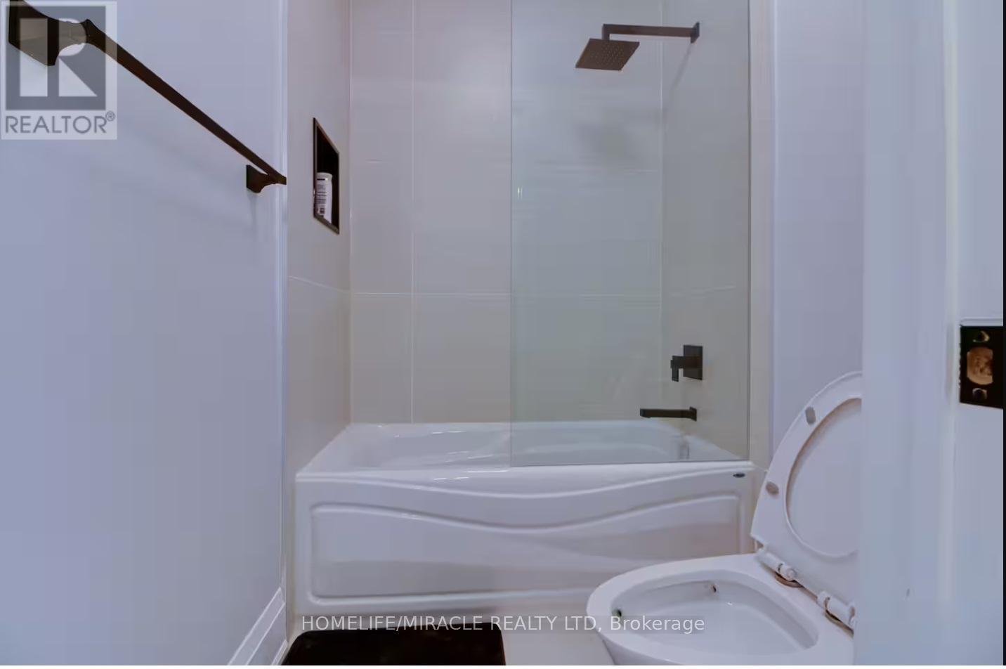 10 Stamford Square S, Toronto, ON - Indoor Photo Showing Bathroom