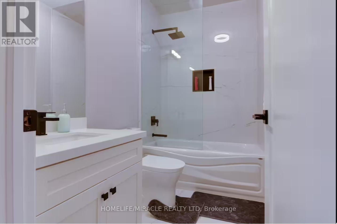10 Stamford Square S, Toronto, ON - Indoor Photo Showing Bathroom