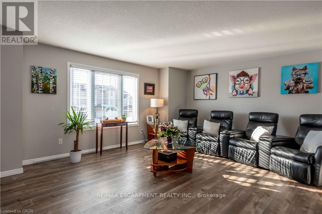 136 Donnenwerth Drive, Kitchener, ON - Indoor Photo Showing Living Room