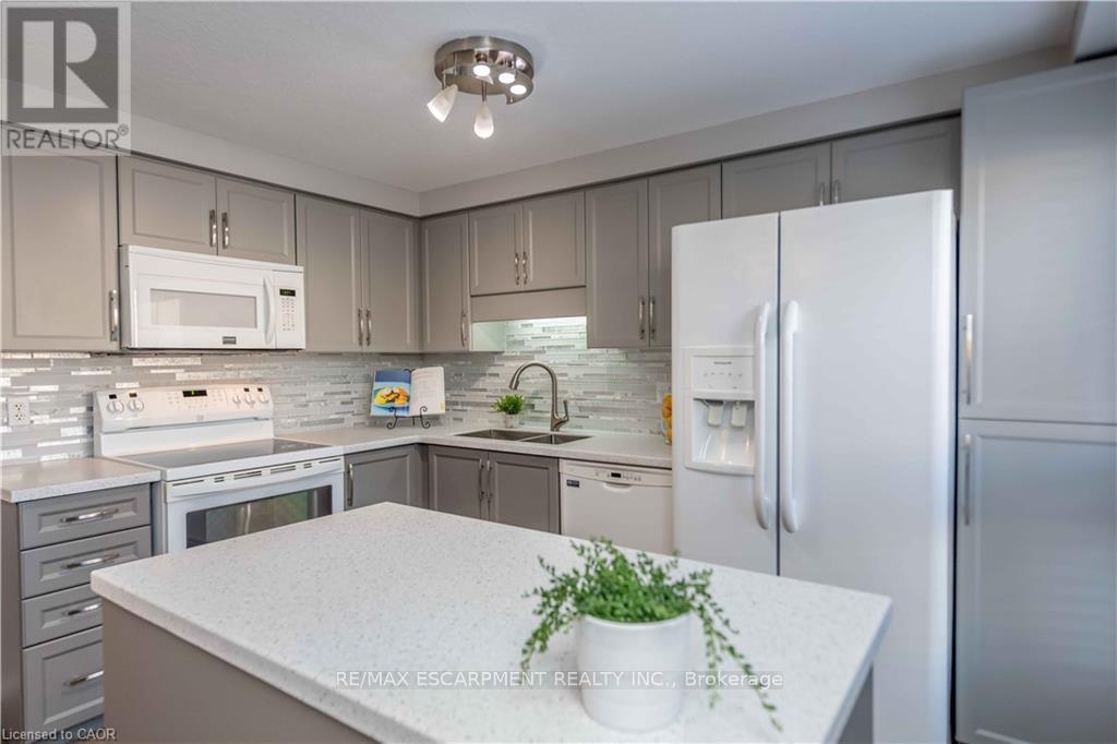 136 Donnenwerth Drive, Kitchener, ON - Indoor Photo Showing Kitchen With Double Sink