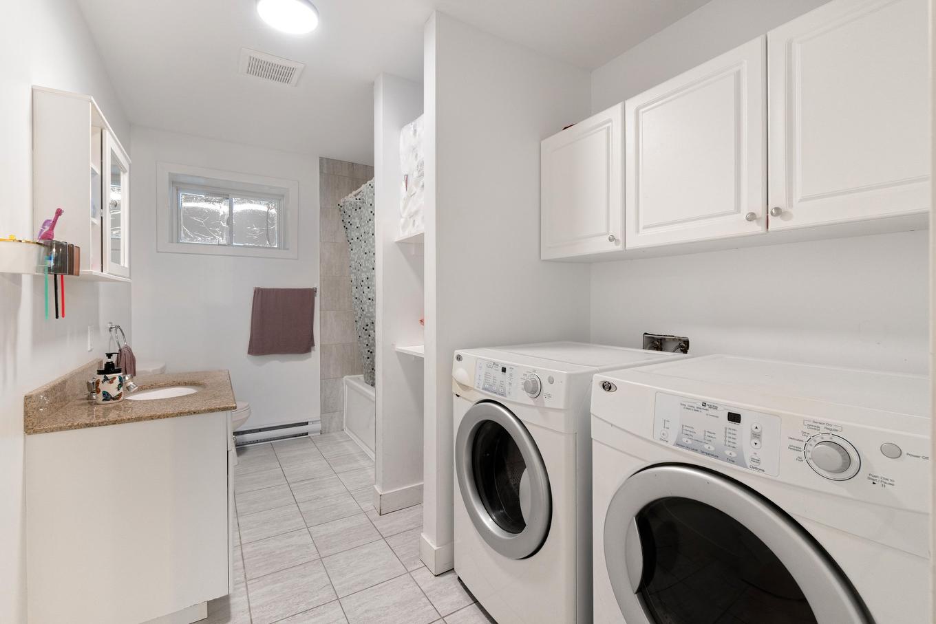 Bathroom - 1109 - 1115 Rue Deschaillons, Sherbrooke (Fleurimont), QC - Indoor Photo Showing Laundry Room