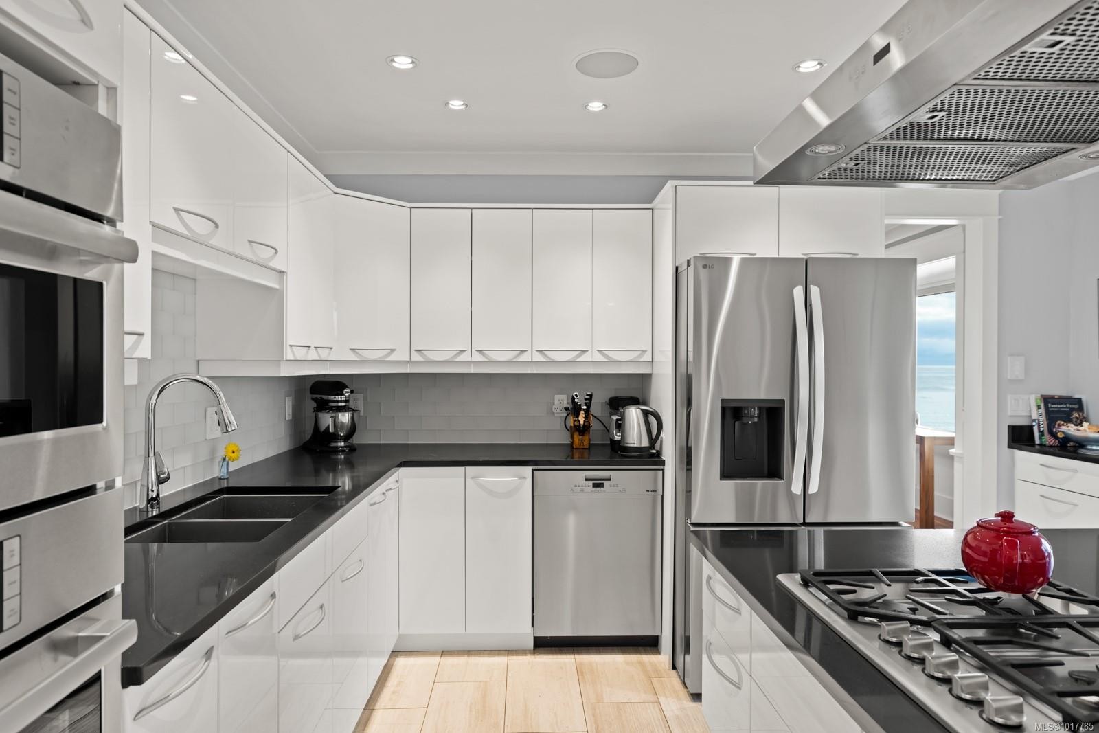 404 Constance Ave, Esquimalt, BC