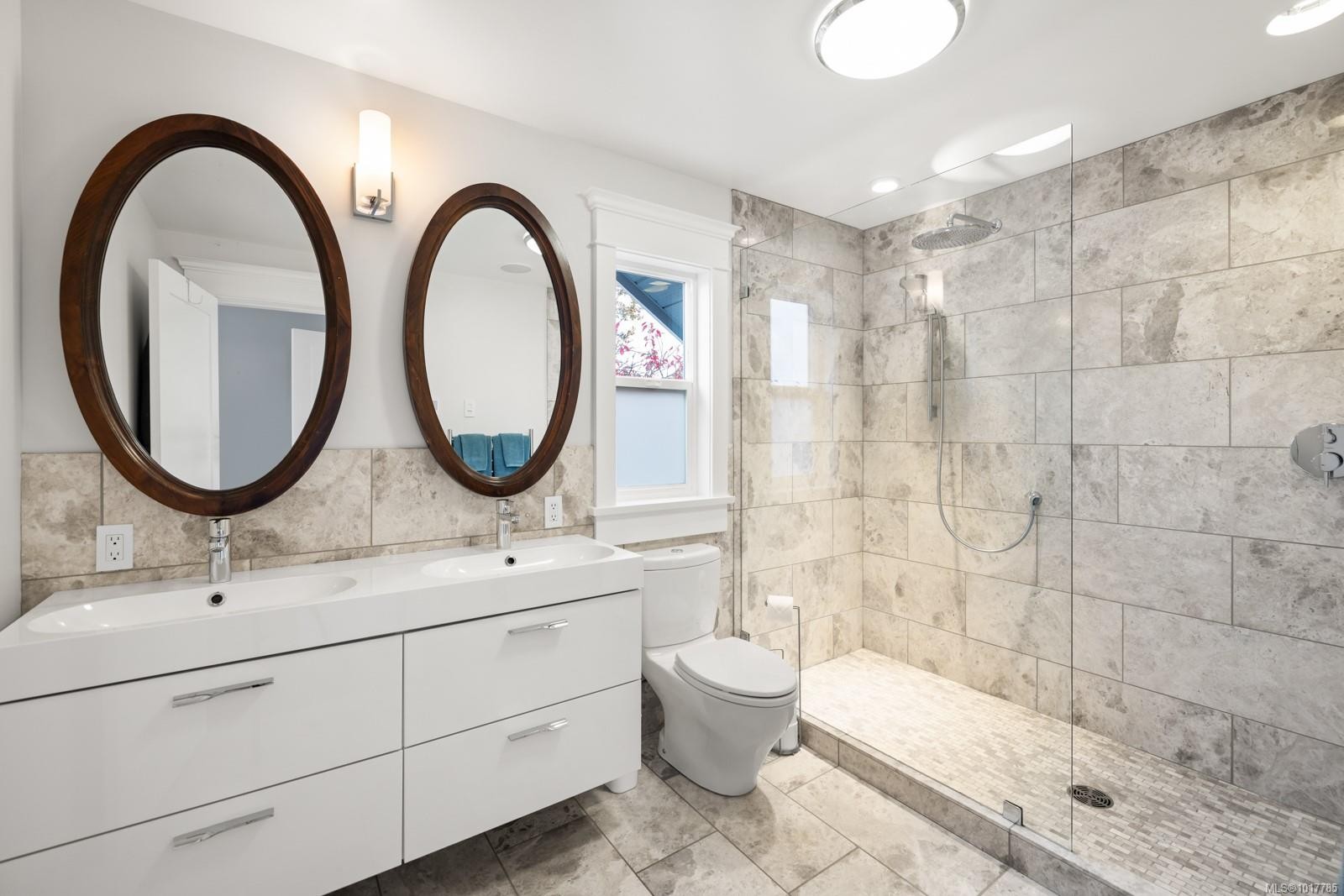 404 Constance Ave, Esquimalt, BC