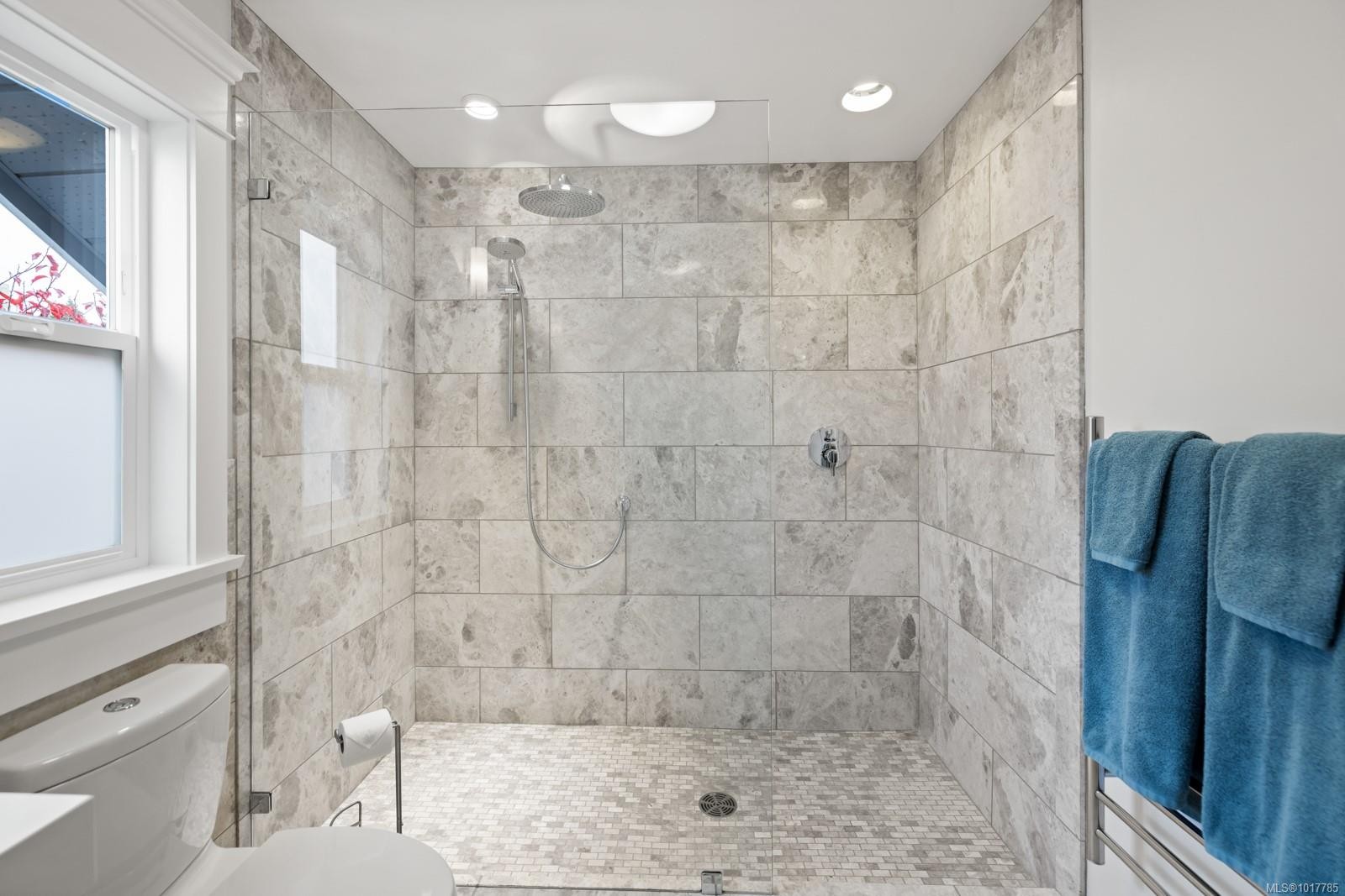 404 Constance Ave, Esquimalt, BC