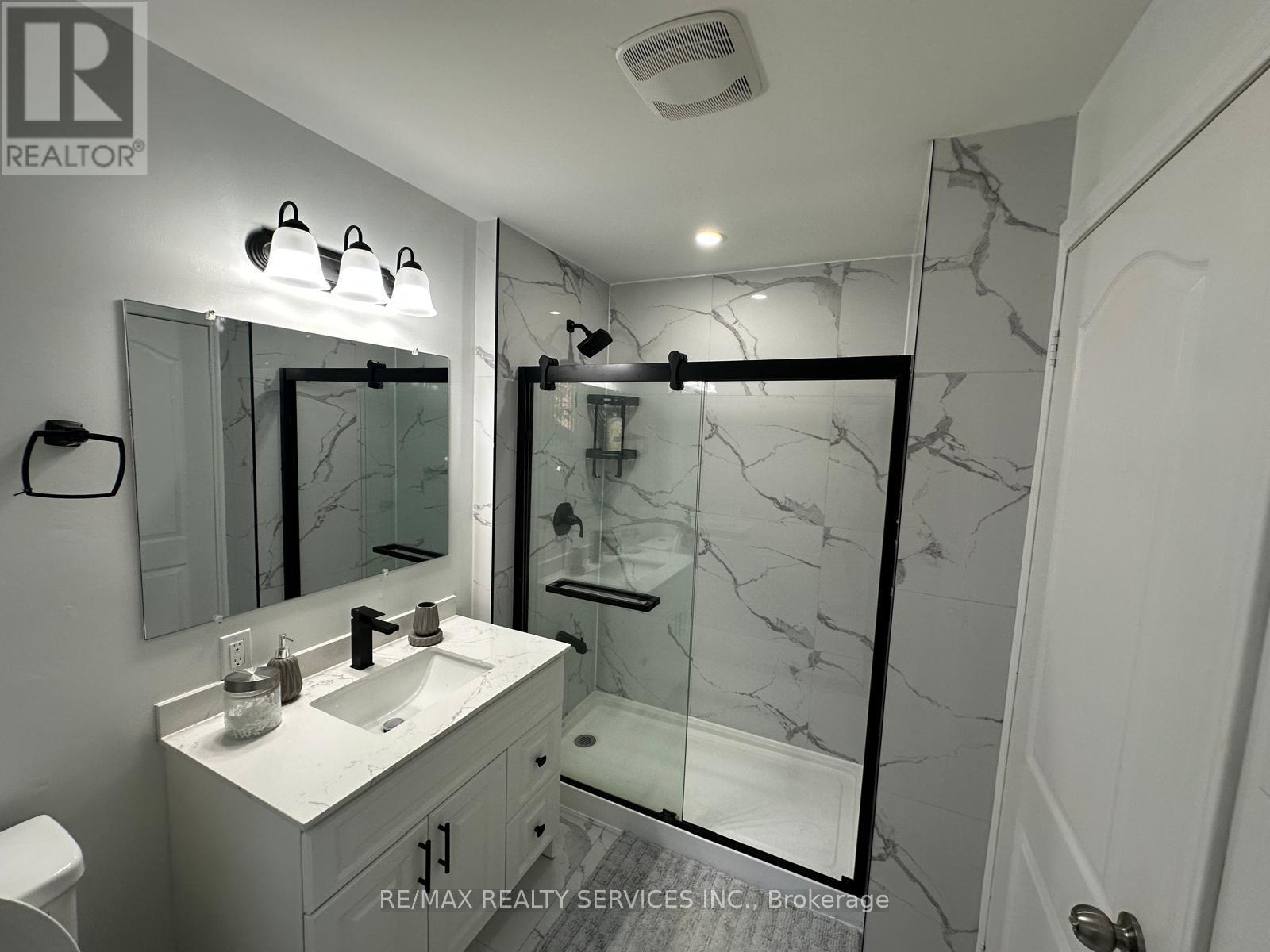 Unit 2 - 6903 Cumberland Court, Niagara Falls, ON - Indoor Photo Showing Bathroom