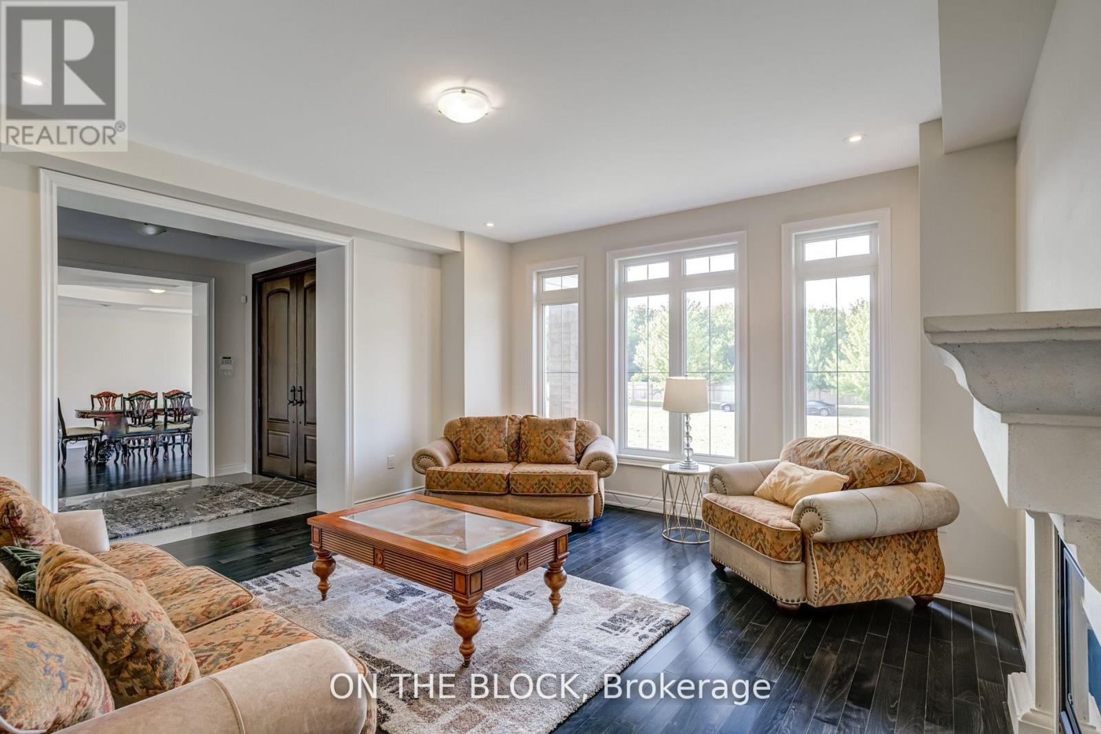 24 Whitewood Drive, Whitchurch-Stouffville, ON - Indoor Photo Showing Living Room
