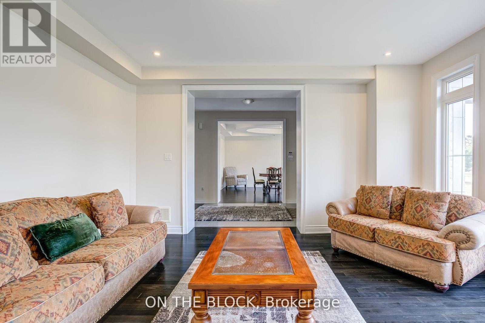 24 Whitewood Drive, Whitchurch-Stouffville, ON - Indoor Photo Showing Living Room
