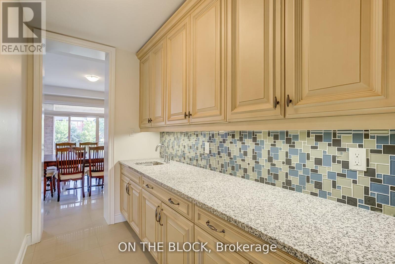 24 Whitewood Drive, Whitchurch-Stouffville, ON - Indoor Photo Showing Kitchen