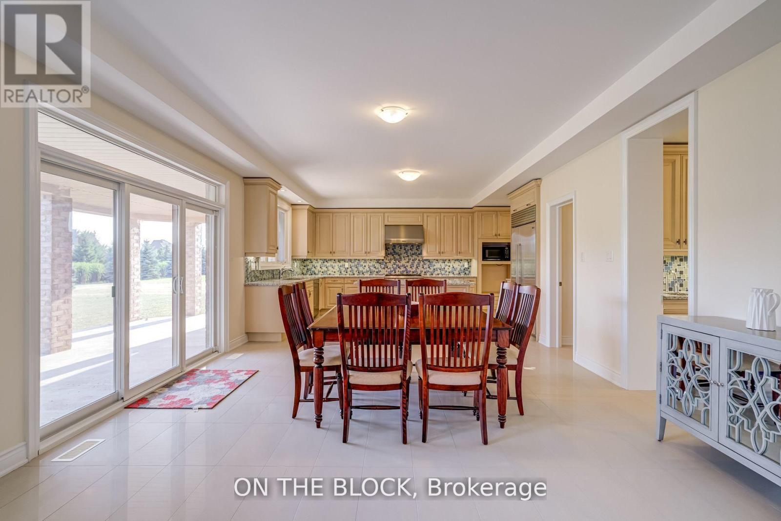 24 Whitewood Drive, Whitchurch-Stouffville, ON - Indoor Photo Showing Dining Room