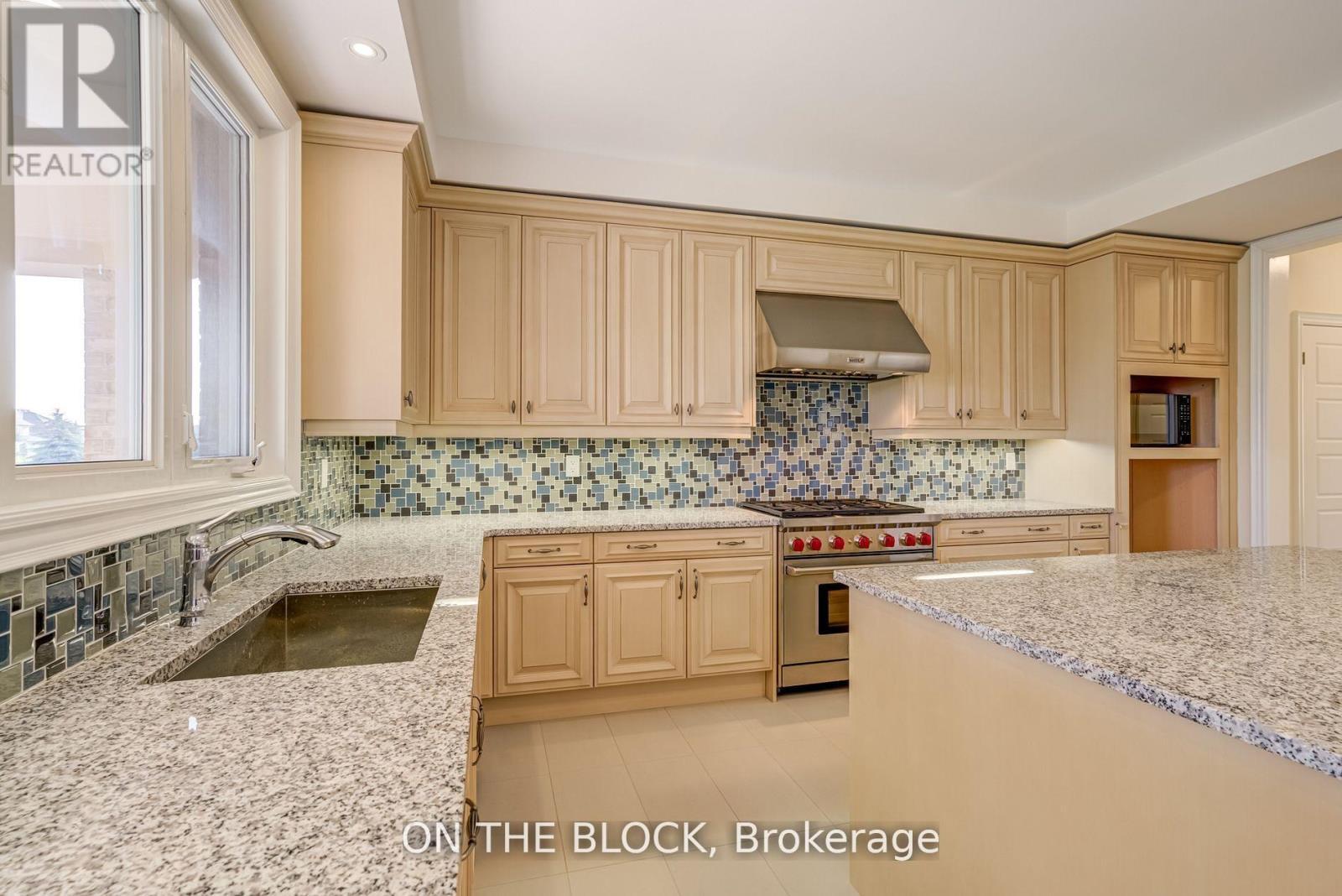 24 Whitewood Drive, Whitchurch-Stouffville, ON - Indoor Photo Showing Kitchen With Upgraded Kitchen