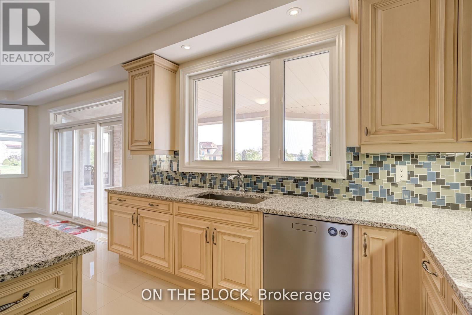 24 Whitewood Drive, Whitchurch-Stouffville, ON - Indoor Photo Showing Kitchen
