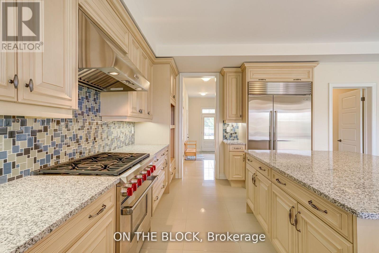 24 Whitewood Drive, Whitchurch-Stouffville, ON - Indoor Photo Showing Kitchen With Upgraded Kitchen